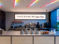 全国首家蔻驰咖啡馆「the COACH Coffee Shop」亮相上海，一杯咖啡最低20元！